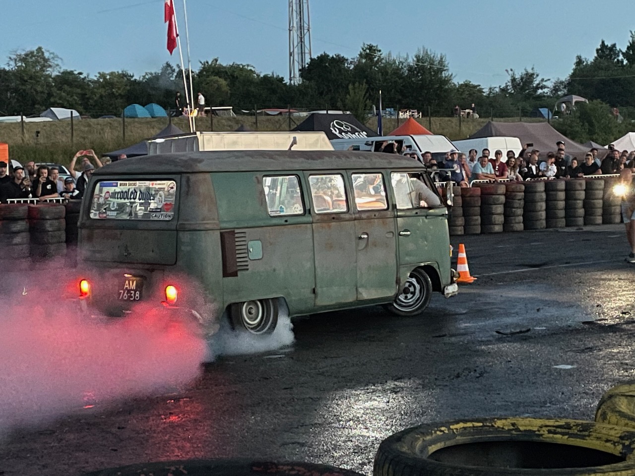 Split Van burnouts and tyre blow at Chimay ’22 : Die.tyres.die